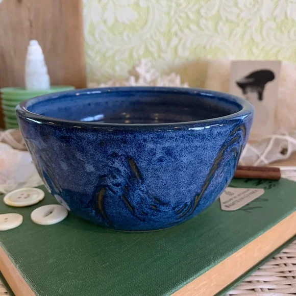 Vintage Handmade Pottery Bowl 🥣 Unique Home Decor / Kitchen / Gift / Baking - Picture 6 of 11